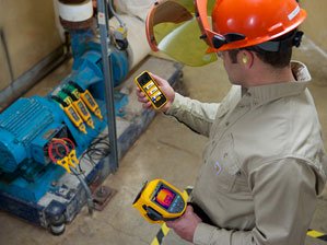 Technician reviewing measurements from Fluke Connect® tools on smartphone